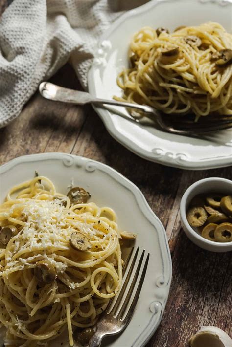 Spaghetti With Olive Oil, Garlic, And Olives - Real Greek Recipes