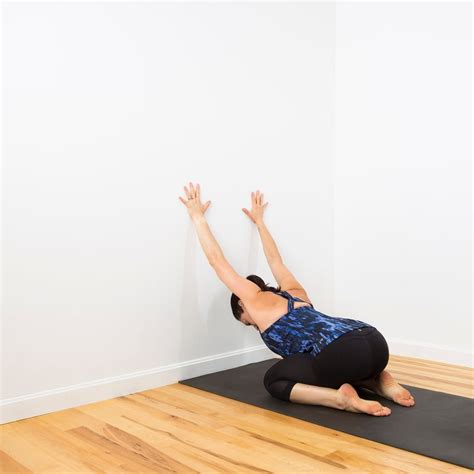 Post-Workout Wall Stretches | POPSUGAR Fitness Yoga Iyengar, Ashtanga Yoga, Yoga Régénérateur ...