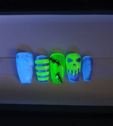 Halloween Nails Skull Nails Glow in the Dark Nails - Etsy Canada | Skull nails, Halloween nails ...