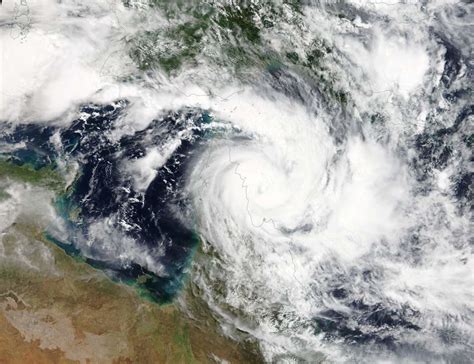 Cyclone Trevor barrels into Australia's northeastern coast with 200kmh ...