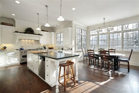 21 Kitchens With Windows That Allow Plenty of Natural Light (PICTURES)