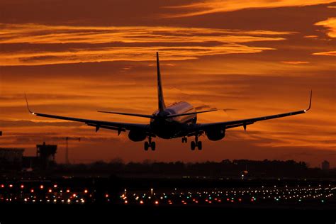 Boeing 737-800 landing at dusk - a photo on Flickriver