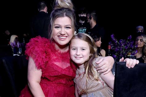 Kelly Clarkson Brings Daughter River Rose, 8, to People's Choice Awards