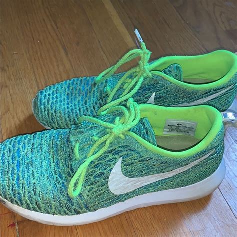 Green Nike Roche Gym Shoes - Gem