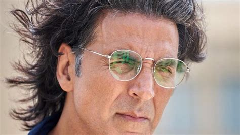 Akshay Kumar ditches beard, flaunts white hair & round glasses in Ram Setu first look