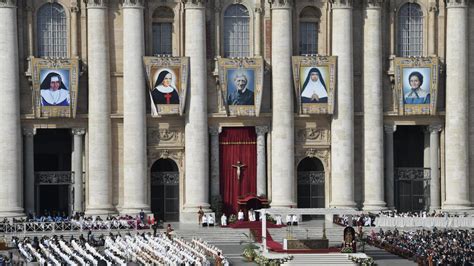 Pope at Canonization Mass: New saints "kindly lights" in the gloom of ...