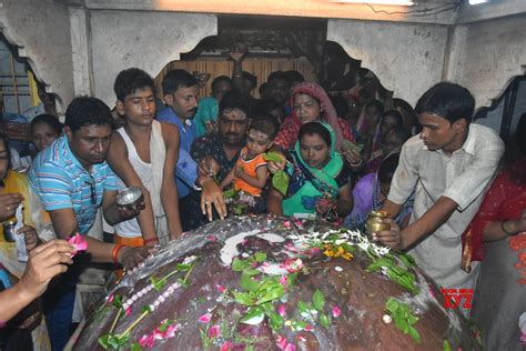 Varanasi: People worship Lord Shiva #Gallery - Social News XYZ