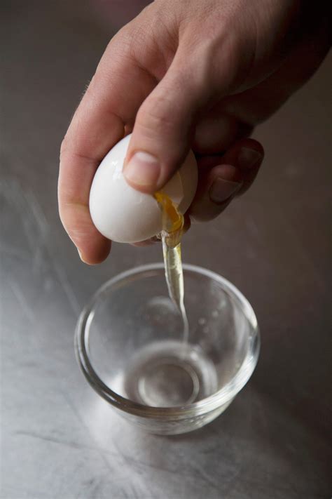 How to Crack an Egg With One Hand