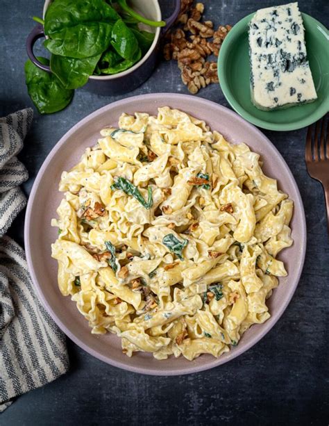 Blue Cheese Pasta with Spinach and Walnuts – Skinny Spatula