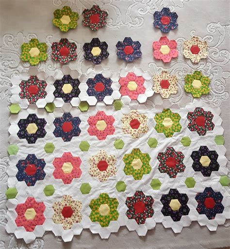 hexagon flower quilt tutorial | All about patchwork and quilting