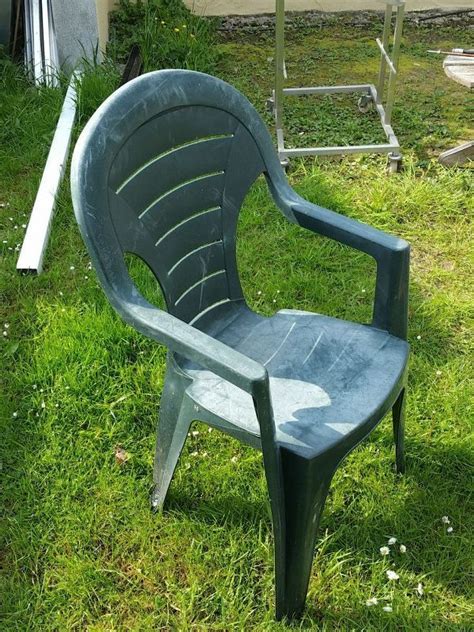 How to cover a old plastic chair in concrete | Painting plastic chairs, Outdoor chairs, Plastic ...