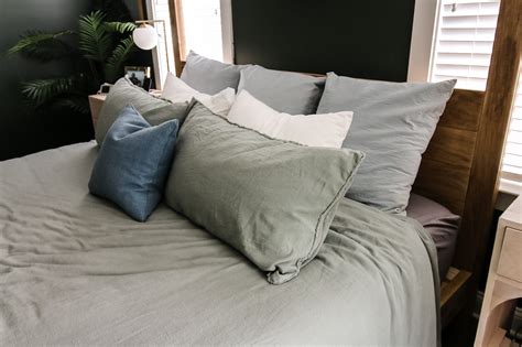 4 Simple king bed pillow arrangement ideas