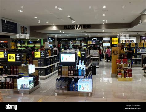 Abu Dhabi airport duty free Stock Photo - Alamy