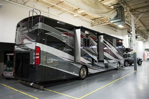 5 slide outs make this a super-roomy luxury RV! | Luxury rv, Outdoor ...