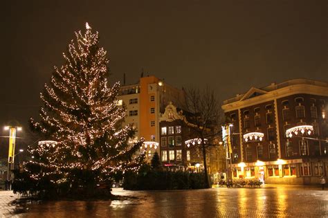 Christmas tree in Nieuwmarkt, Amsterdam | The square was cov… | Flickr