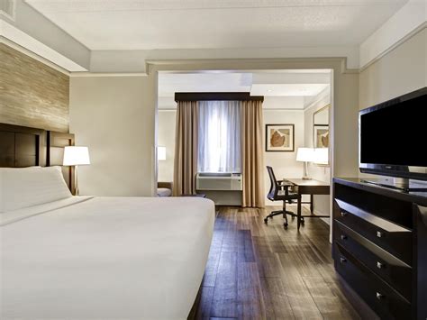 Hotel in Windsor | Holiday Inn Hotel & Suites Windsor (Ambassador Bridge) Hotel