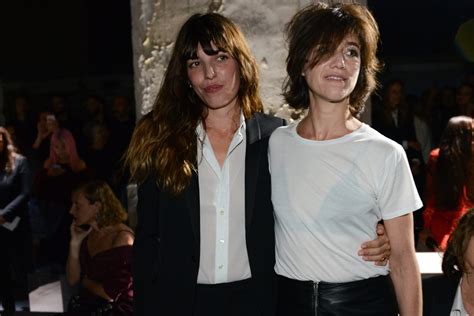 Lou Doillon et Charlotte Gainsbourg, aperçues en train de quitter le domicile de Jane Birkin ...