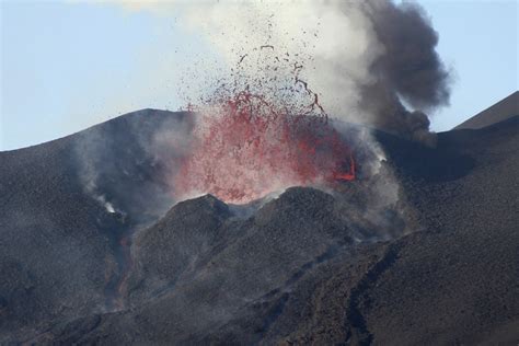 Cape Verde: Catastrophic collapse of volcano produced 800ft mega ...