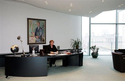 German Chancellor Angela Merkel's desk and office : r/executiveofficephotos