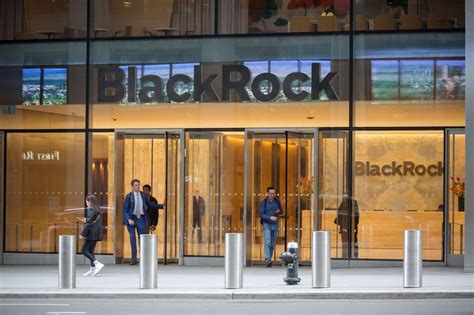 BlackRock calls staff back to the office four days a week