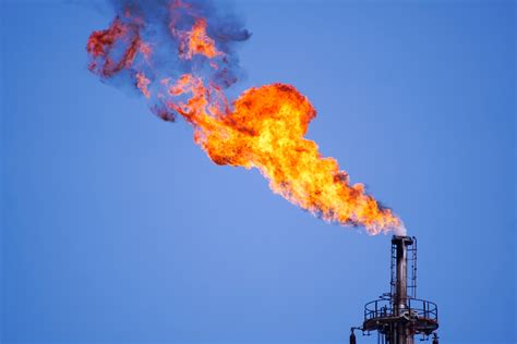 Gas flaring at U.S. oil refineries reaches a new record high ...