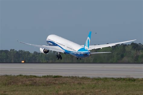 Pilots give a '10' to Boeing's 787-10 Dreamliner jet after first test ...