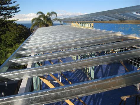 Boxspan steel roof frame over a timber wall frame. | Sistemas construtivos, Construção, Sistemas