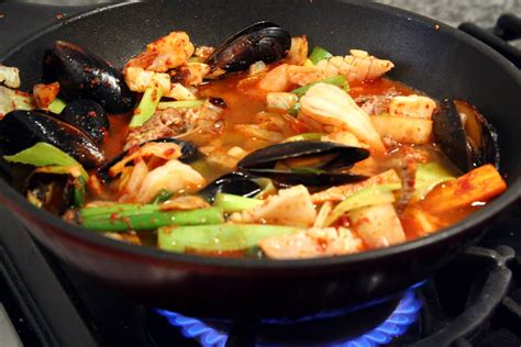 Jjamppong (Korean spicy seafood noodle soup) recipe - Maangchi.com