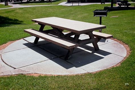 Picnic table at New Market rest area, I-81 northbound [02]… | Flickr