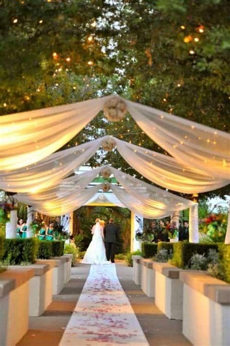 Ideas romÃ¡nticas para decorar la entrada de los novios | Wedding decorations, Outdoor wedding ...