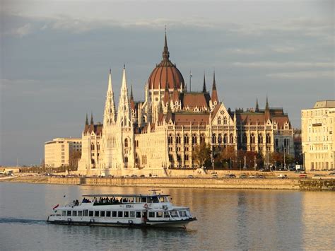 Budapest River Cruise: The City’s 7 Best Boat Tours | ESCALA Hotel Blog