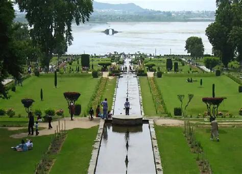 Travel Tips: Must see the Mughal Garden of Srinagar once the tour will become memorable