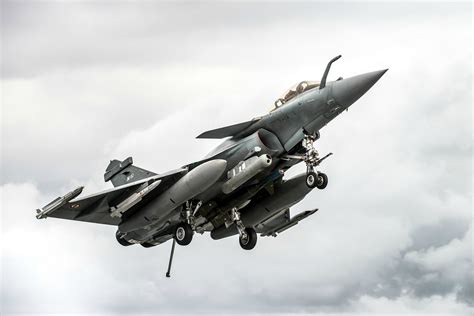 Dassault Rafale M prepares to land on the Charles de Gaulle aircraft ...