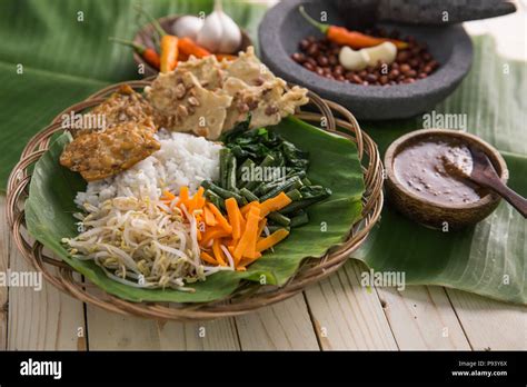 Nasi pecel hi-res stock photography and images - Alamy