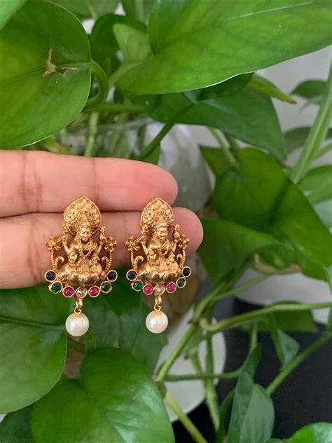 Discover 69+ gold lakshmi earrings latest - esthdonghoadian
