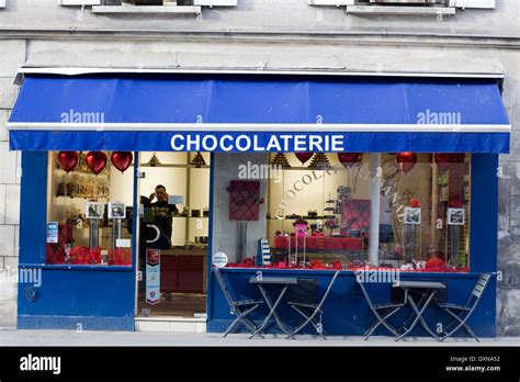 Restaurant awning paris hi-res stock photography and images - Alamy