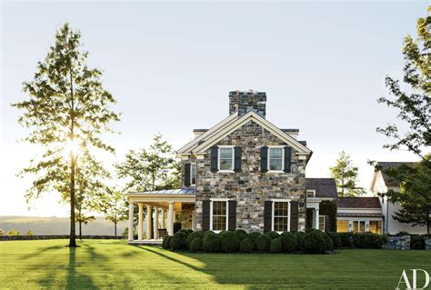 A Picturesque New York Farmhouse Embodies Historical Elegance ...