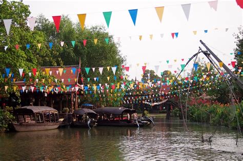 Ayutthaya Floating Market: Authentically Inauthentic