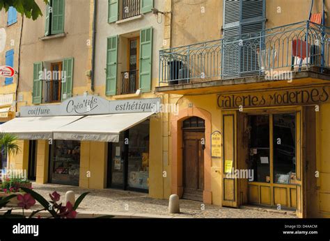 Valensole Village. Alpes de Haute Provence. Provence. Provenza-Alpes ...