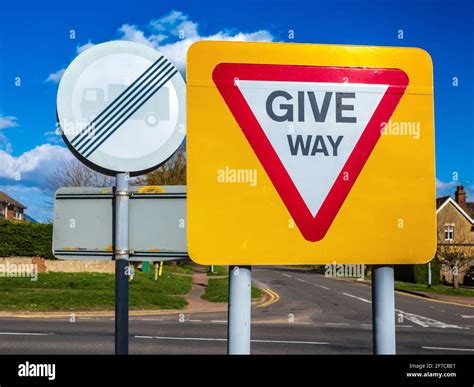 Give way uk sign hi-res stock photography and images - Alamy