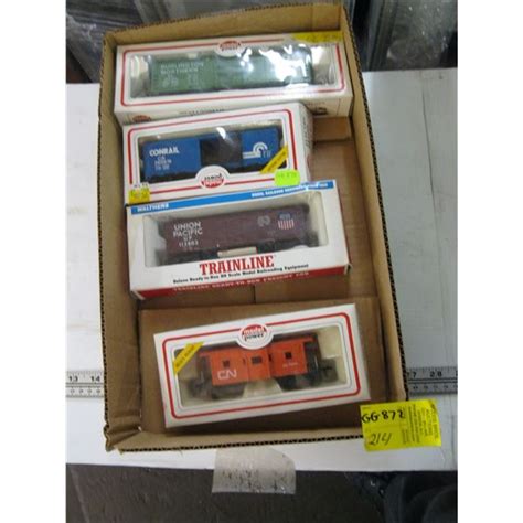 4 HO SCALE TRAIN CARS