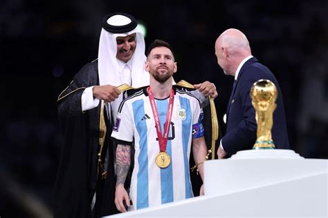 Reaction to Lionel Messi wearing a bisht while lifting the World Cup ...