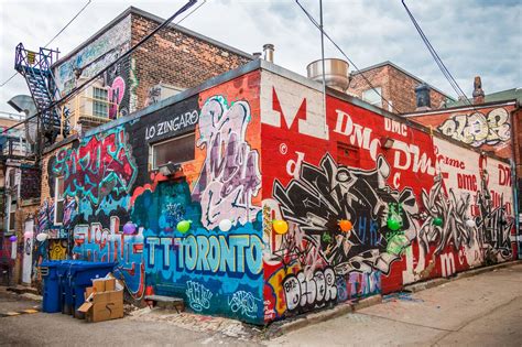 17 super touristy things you must do in Toronto