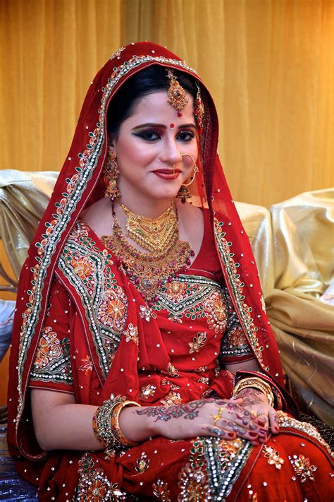 A Bangladeshi bride, posing happily on her wedding ceremony. I love how freaking awesome do they ...