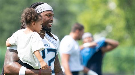 Derrick Henry, Daughter Share Wholesome Moment at Titans Training Camp - Sports Illustrated