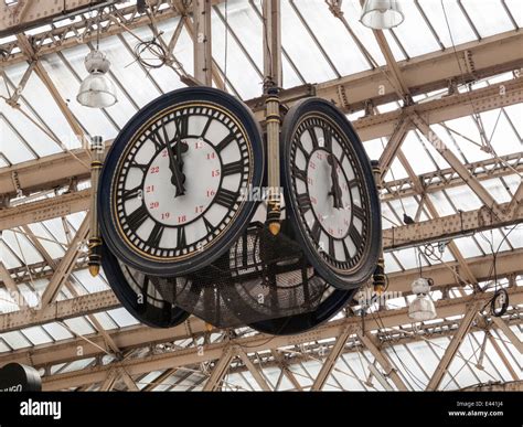 London Waterloo railway station clock - a famous meeting point Stock Photo - Alamy