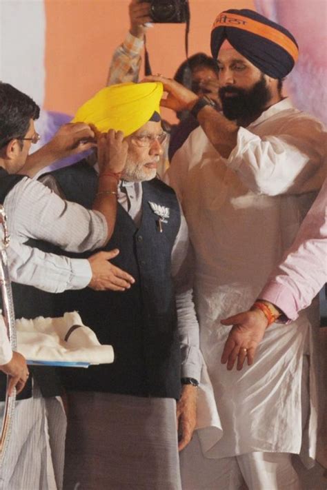 Lok Sabha Elections 2014: Narendra Modi Wears Sikh Turban In Amritsar ...