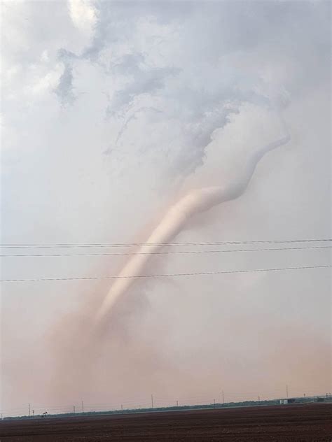 Picture taken Northwest of Hamlin, Tx : r/tornado