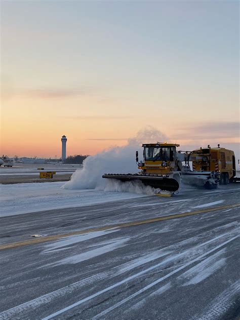 How the airport handles winter weather