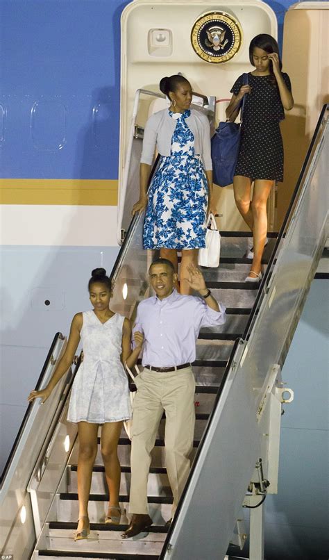 The Obama Family Jet Off For 2-Week Hawaii Christmas Vacation